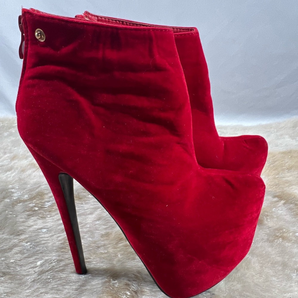 COPY - DELICACY Red Heels Stiletto Pumps size 7  High-30 w 7" heels 👠 velvet